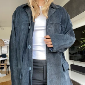 Kappa  - Marin blå kappa i mocka som är perfekt till hösten. Köpt second hand så den är använd men fint skick ändå. 