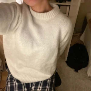 Stickad varm tröja! - Köpt för någon vecka sedan, insåg dock när jag kom hem att den förmodligen ej kommer komma till användning! Väldigt varm och mysig, synd att det inte är min stil till 100%!! Buda från 260 och uppåt, alternativt köp direkt för 350 ❤️frakt tillkommer! 