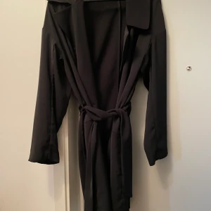 J.Lindeberg rock - Tunn rock från J.Lindeberg har endast använt den 1 gång då det inte är min passform efter det har den bara hängt i garderoben. Den är i nyskick!