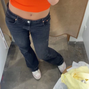 Low/mid waist jeans - Säljer mina mid waist jeans från zara i storlek 38 då det inte kommer till användning längre ! Jag är 169 cm och skulle säga att de är mer low waist än mid som ni kan se på bilderna men det beror även på hur man vill att det ska sitta. 