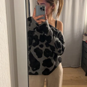 Stickad tröja - Stickad tröja från NAKD. Säljer den då den inte kommer till någon användning. I nyskick!💖