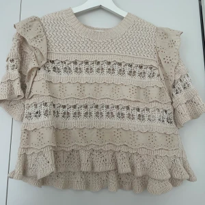 Stickat topp - Fin topp som köptes för längesedan men som aldrig kommit till användning. Älskar den men tror att den skulle passa bättre hos någon som får användning för den. Nypris:499kr