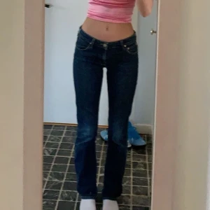lågmidjade lee jeans - mörkblå lågmidjade jeans från lee som inte längre kommer till användning💗i bra skick och köpta second hand