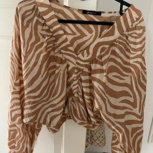 Partytopp  - Superfin partytopp, endast använd 1 gång. Lite kortare framtill. Fin uringning. 