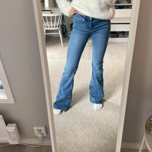 Blåa bootcutjeans  - Blåa bootcut jeans från mango, köpta för ett tag sen men aldrig använda. 