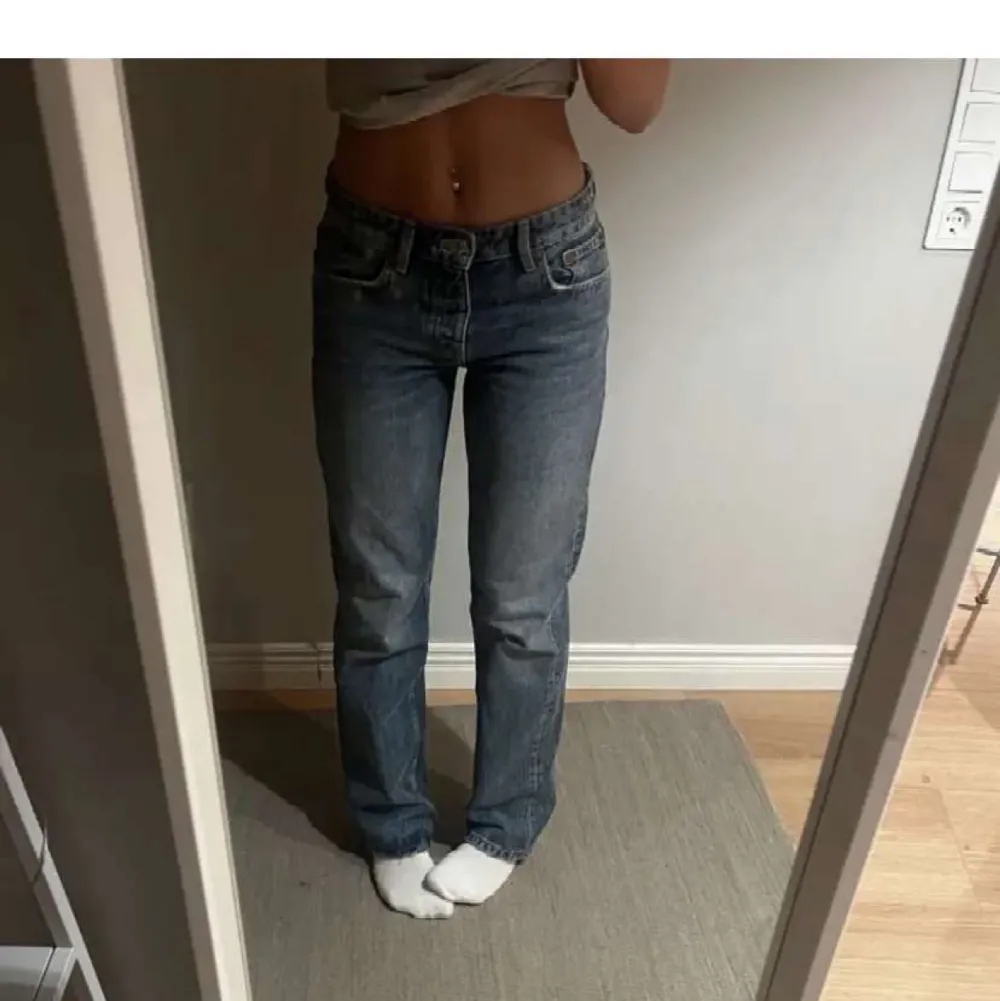 Blåa superfina mid waist jeans från Zara. Superfint skick då dom knappt är använda, slutsålda på Saras hemsida. . Jeans & Byxor.