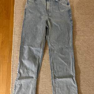 Blå ljusa jeans från weekday i storlek W28 L32