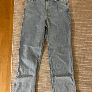 Jeans weekday - Blå ljusa jeans från weekday i storlek W28 L32