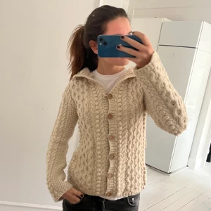 Stickad kofta med luva!! - Säljer denna så snygga kofta men luva som båda är snygg att ha knäppt eller öppen med npgot under❤️