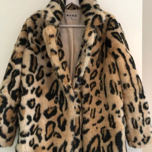 Pälsjacka  - Pälsjacka från NA-KD ( ej äkta päls)  