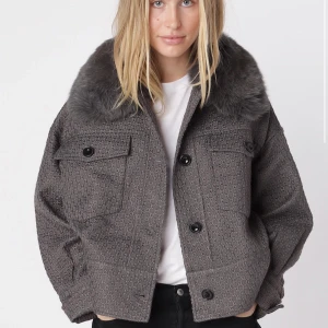 Meotine Charlie jacka i grått .  - Jag säljer min fina meotine jacka som jag köpte förra hösten pga liten andvändning. Den är i ett fint skick. Köpte jackan för nypriset 2 800 kr.  Dm för fler bilder. ❣️