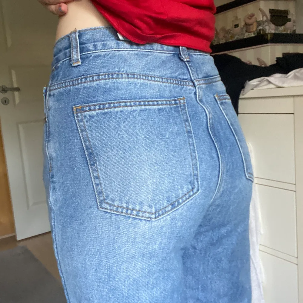 Långa, vida jeans med slits längst ner från Boohoo. Höga i midjan, storlek 38. Jeans & Byxor.