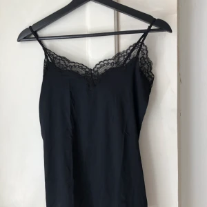 Svart linne med spetsdetaljer  - Svart linne med spetsdetaljer från Lindex. Använt ett fåtal gånger. 