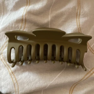 Stor klämma - En stor klämma som jag inte använder längre. I nyskick. Köparen står för frakten ❤️