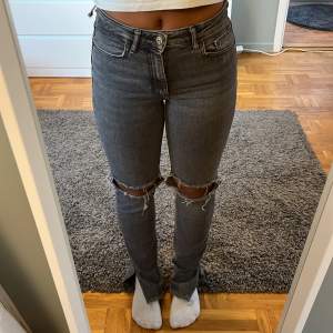 Säljer dessa zara jeans med slit! De är väl använda, har dessutom klippt nertill. Innerbenslängden ligger på 77 cm! 
