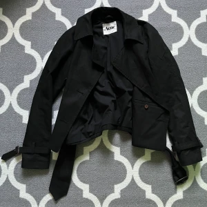 Acne jacka! - Säljer min fina acne jacka. Storlek 34 men passar även 36. Har en innerficka samt två ytterfickor på var sida. Knappar samt spännen är täcka med brunt läder.