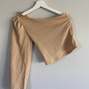 Beigetröja från nakd  - En beigetröja från nakd i strl xxs. Använd ett fåtal gånger, one shoulder 