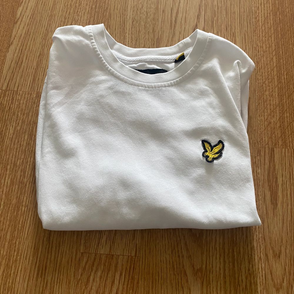 En kortare modell på T-shirt ifrån LYLE & SCOTT🤍Inte så använd och sitter jätte fint . T-shirts.