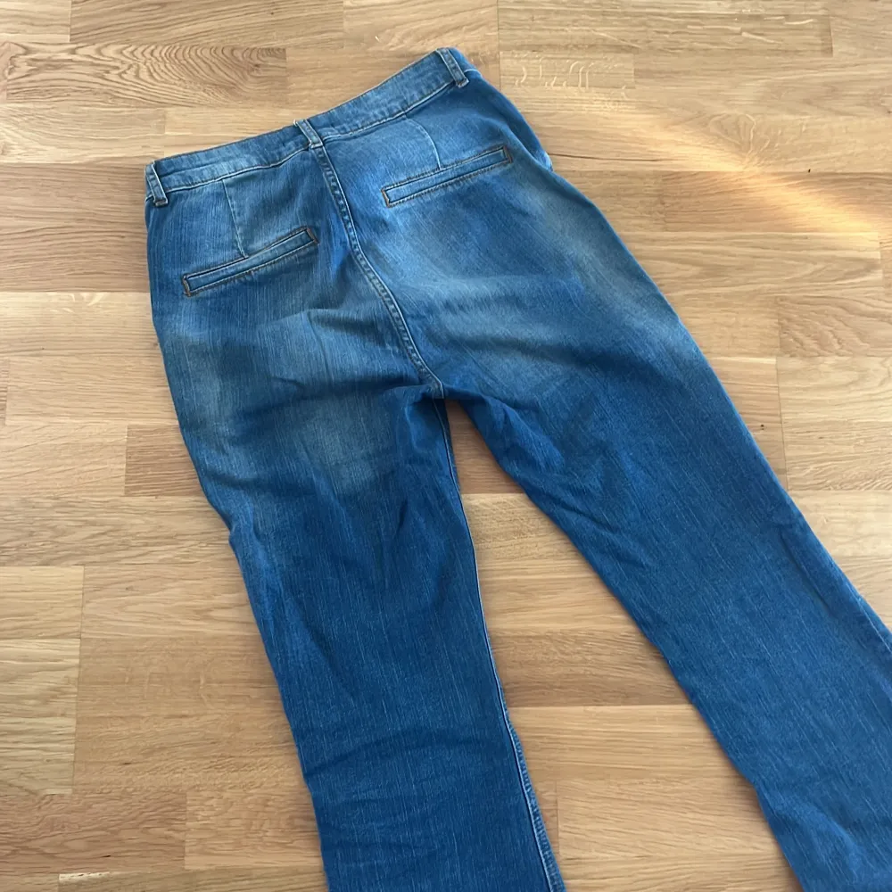 Bootcut jeans med varken låg eller hög midja utan mitt i mellan där. Strl 36 från Lindex. 💗  Innerbensmåttet - 82 Midjemåttet - 69. Jeans & Byxor.