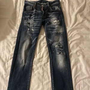 Dsquared2 jeans  - Säljer ett par Dsquared2 jeans i storleken 44.  Skick 9/10 Pris kan diskuteras, hmu.
