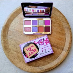 Too Faced "That's My Jam" Palette  - Endast använd någon gång, knappt märkbart. Sista bilden är min. Fraktsumman blir 19kr (frakt m frimärke) vid direkt swish till mig, välj ej Köp Nu isåfall. Samfraktar för minsta möjliga frakt kostnad för dig. Kontakta mig angående detta