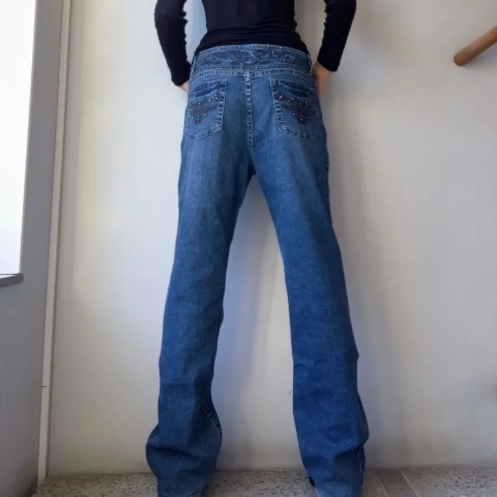 Jeans med rhinestones och mönster. Köpta på beyond retro och knappt använda då de är för stora för mig. Liten slitning längst ner.  Jag är 170 cm. Innerbenslängd: 79 cm Midjemått: 84 cm.. Jeans & Byxor.