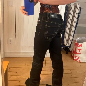 Low waist jeans  - Ny skick, aldrig använda, straight leg svarta lågmidjade jeans med brodyr på bakfickorna! 
