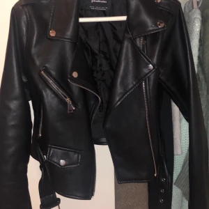 Skinnjacka  - Skinnjacka från stradivarius, inga defekter och as snygg till hösten😍storlek xs/s Köp inte direkt  Säljer för 200kr❤️