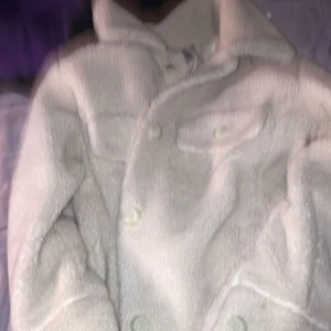 Jacka - Säljer denna mysiga mys jacka med knappar luva kommer dock dock aldrig till andvändning my pris 1000 