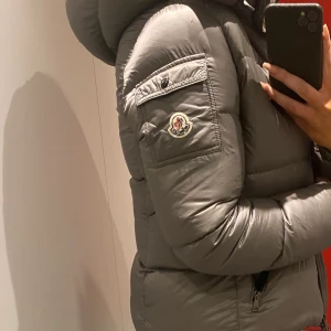 Moncler jacka - Säljer min Moncler jacka, varm och fin vinterjacka! Använd sparsamt under en vinter. Passar en M och L. Kan gå ner i pris vid snabbaffär.