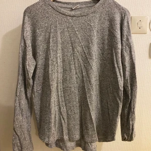 Tröja från Gina.  - Långärmad tröja från Gina. Lite tjockare i materialet. Skrynklig då den legat i en låda ett tag.