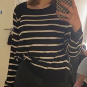 Randig tröja - Säljer denna jätte fina tröjan för den inte kommer till användning. Använt ca 3 gånger. Den passar precis bra nu till hösten:) Tröjan har inga slitningar eller hål.  Köparen betalar för frakt🥰 Kontakta för fler frågor mm😚