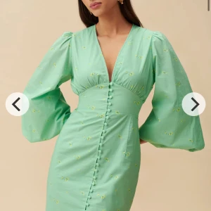 Adoore florens dress str 34 - Helt oanvänd med prislappen kvar.  Nypris 1399 kr Säljes för 1100kr