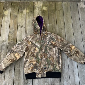 Realtree camo bomberjacka - Realtree camo bomberjacka  Passar S-M  Perfekt för hösten! Fodrad, så den håller en varm.  Pris: 250kr