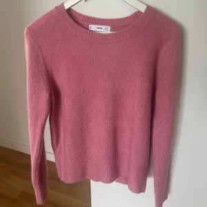 Stickad tröja - Rosa stickad tröja från mango. Använd fåtal gånger! Storlek L men skulle säga att den är som en storlek M. 