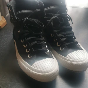 Converse all star  - Converse all star med foder i. Strl 40.fint skick, lite använd. Köparen betalar frakten 