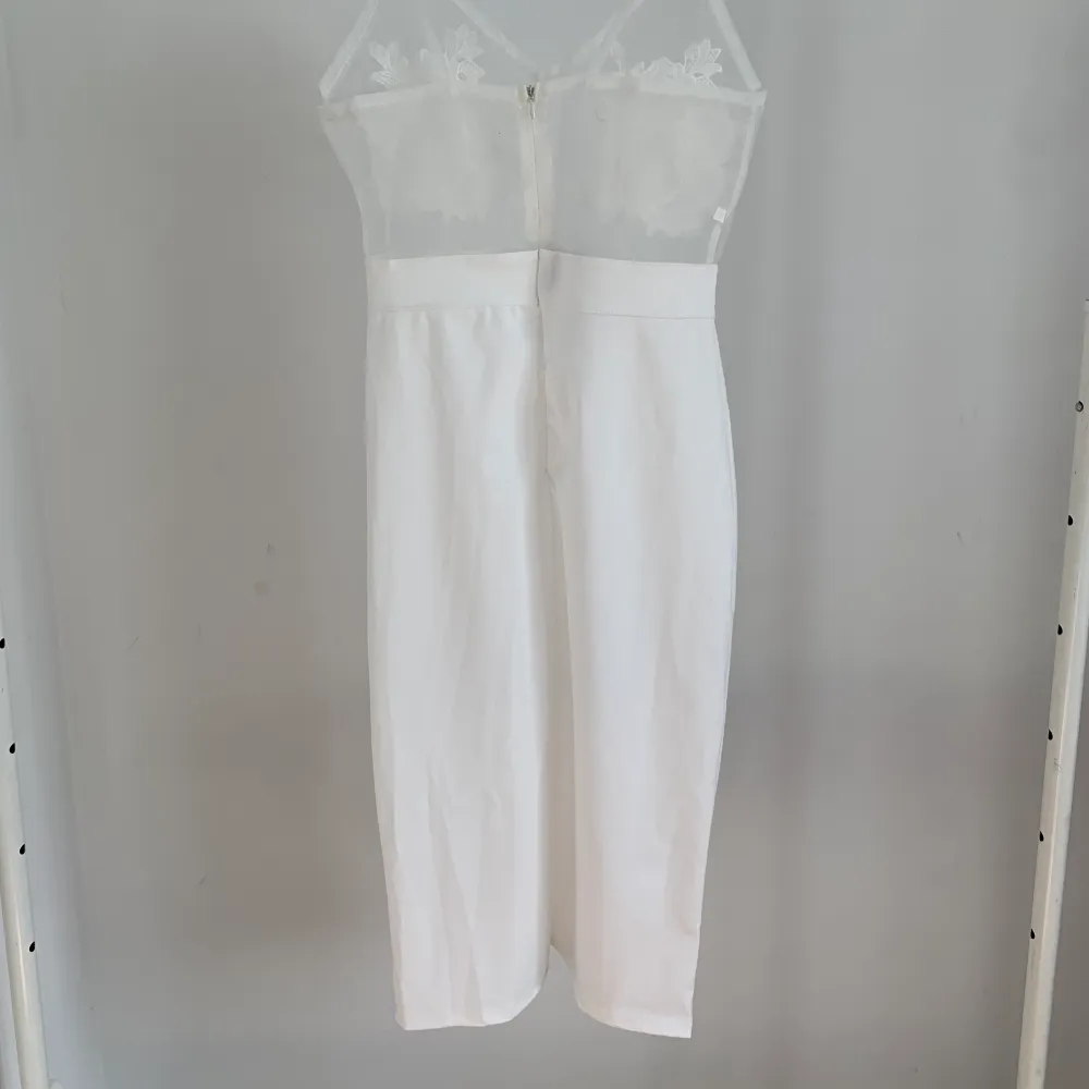 Ny vit klänning från yoins i storlek xsmall🤍 Tryck på KÖP NU för att den ska bli din direkt🌸. Klänningar.