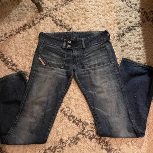 Diesel Jeans  - Säljer mina supersnygga lågmidjade diesel jeans som är köpta här på Plick. Tyvärr är dem försmå på mig därför säljer jag dem❤️ Midjemått: 76 cm Innerbenslängden:79❤️ 