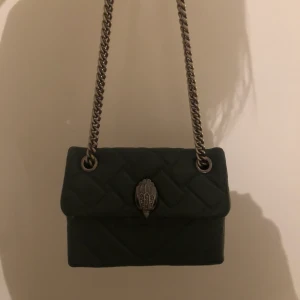 Kurt Geiger Väska Grön - Kurt Geiger Väska i grön köpt från Zalando i nyskick, inga defekter, nypris ca 2000