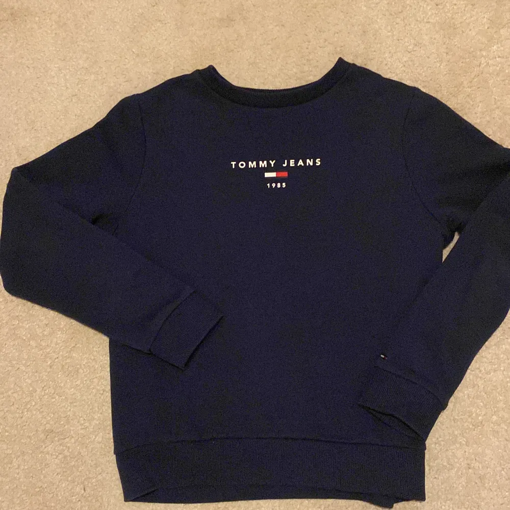 Blå sweatshirt från Tommy Hilfiger i superfint skick! Använd men utan synliga defekter! Storlek xs dam   Nypris 1100kr. Tröjor & Koftor.