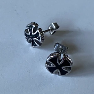 Riddarkors örhängen - Grunge örhängen som inte kommer till användning. Använt två gånger. Bra material. För fler bilder kontakta mig! Frakt är 13 kr, frimärken.