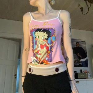 Linne  - Säljer detta supersöta betty boop-linnet som jag köpt second hand! Det är i barnstorlek 134/140 och passar mig som vanligtvis bär storlek XS. Jag säljer den för 60kr+frakt och betalning sker via swish🥰