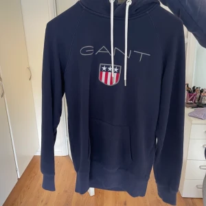 hoodie - en Gant hoodie som jag tyvärr inte använder längre. Den är i bra skick 