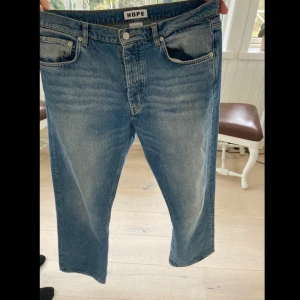 Hope rush 33 - Hope rush denim stonewashed i strl 33 från den tidigare och klassiska kollektionen. Bra skick, knappa tecken på användning. Inköpta för 1600kr. 
