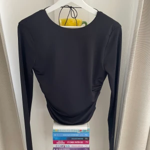 Festtopp  - Festlig topp med öppen rygg från Hanna schönbergs första kollektion med Na-k. Aldrig använd ute.