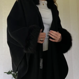 Cashmere kappa - Jätteskön kappa/ overthrow i äkta cashmere och äkta päls! I jättefint skick, både i kappan och i pälsen🖤🖤 Skriv gärna för fler bilder <3