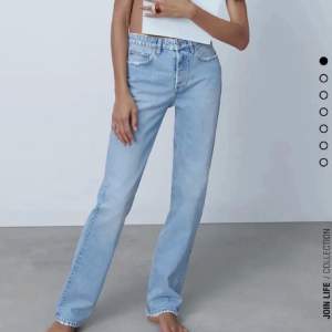 Super fina mid rise/lågmidjade jeans från zara🤩💓 säljer då dem ej kommer till användning  Obs! Dem har en liten fläck på ena knät som syns ytterst lite, därav priset 😙