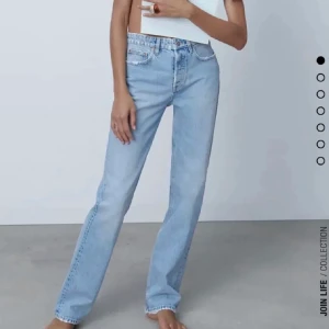 Zara jeans - Super fina mid rise/lågmidjade jeans från zara🤩💓 säljer då dem ej kommer till användning  Obs! Dem har en liten fläck på ena knät som syns ytterst lite, därav priset 😙