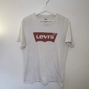 Fin Levis tee shirt size M Skriv gärna om du vill flera bilder!