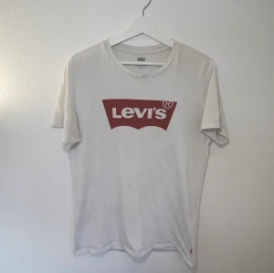 Levis tee shirt size M - Fin Levis tee shirt size M Skriv gärna om du vill flera bilder!